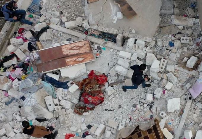 Líder do Estado Islâmico matou-se durante ataque na Síria, dizem EUA