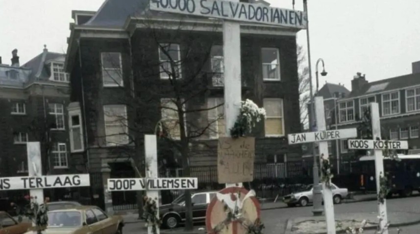 Militares são condenados por morte de jornalistas holandeses em El Salvador.